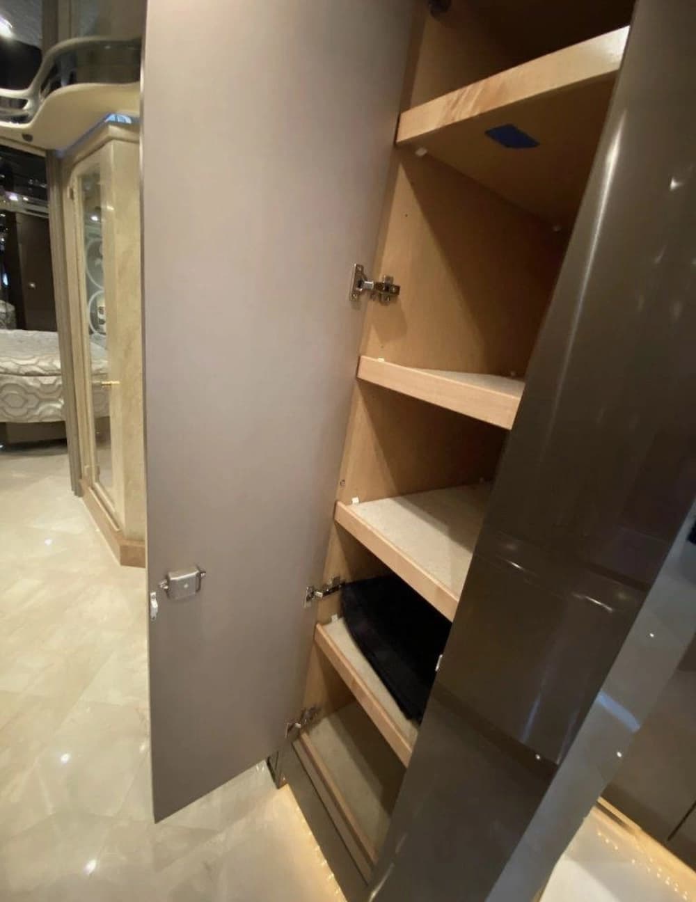 2007 Prevost Featherlite Motorhome - Image 25