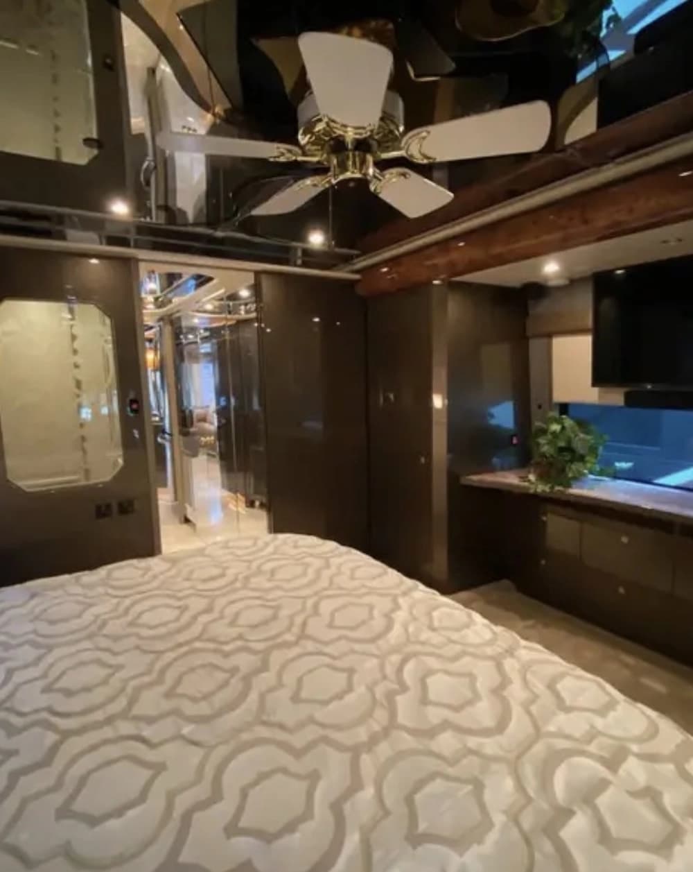 2007 Prevost Featherlite Motorhome - Image 26