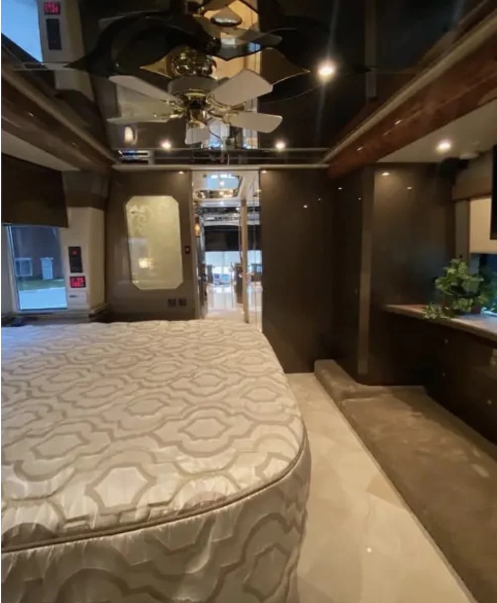 2007 Prevost Featherlite Motorhome - Image 27