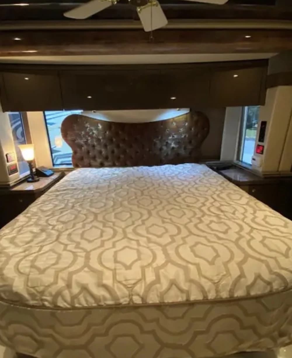 2007 Prevost Featherlite Motorhome - Image 28