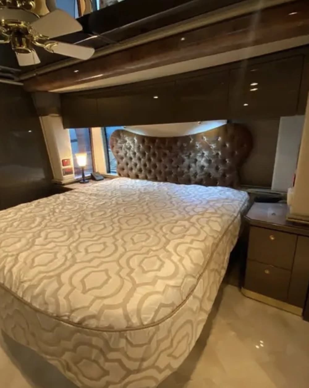 2007 Prevost Featherlite Motorhome - Image 29