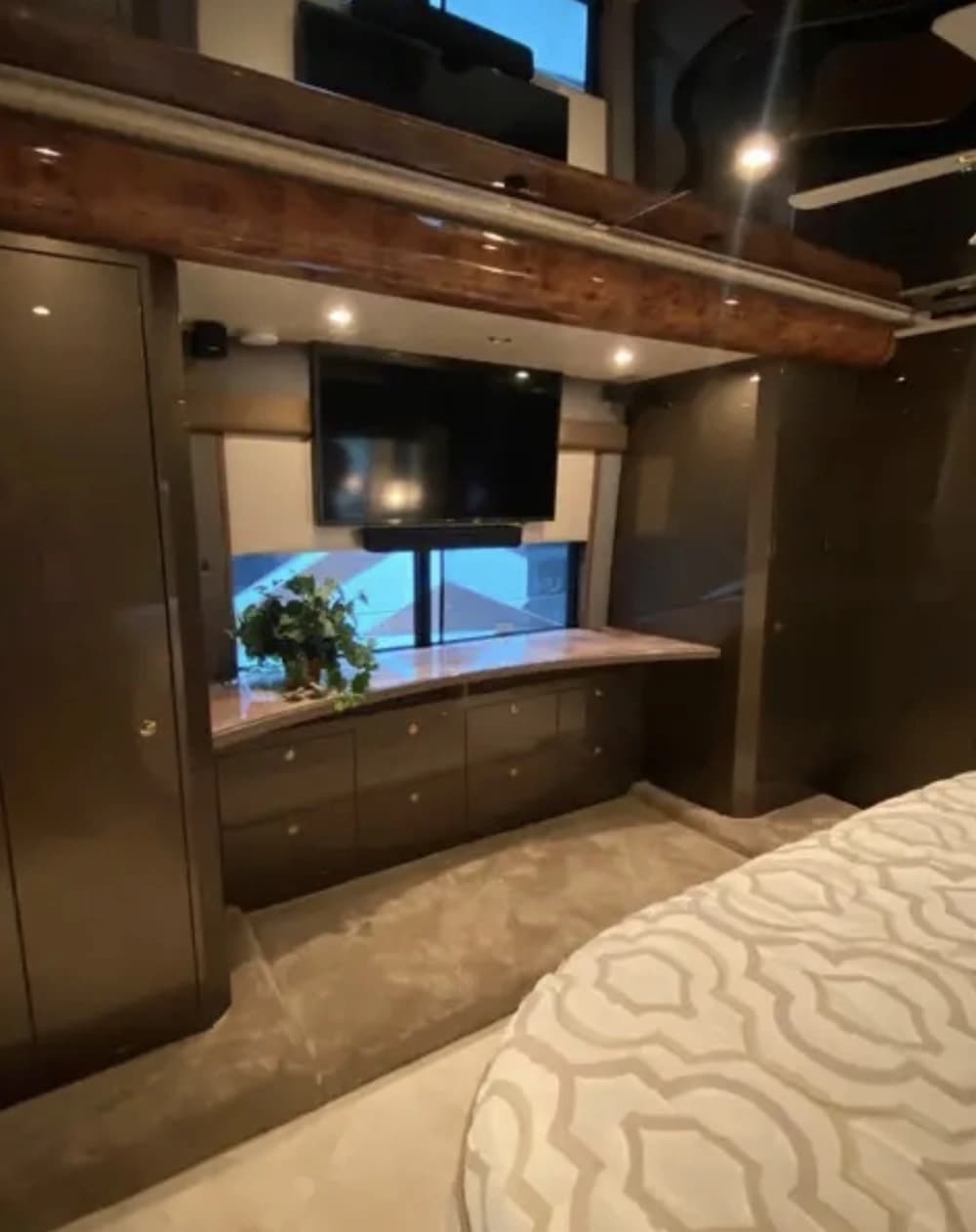 2007 Prevost Featherlite Motorhome - Image 30