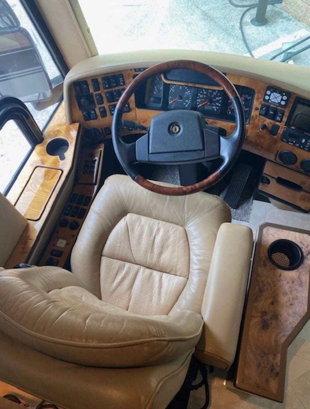 2007 Prevost Featherlite Motorhome - Image 4