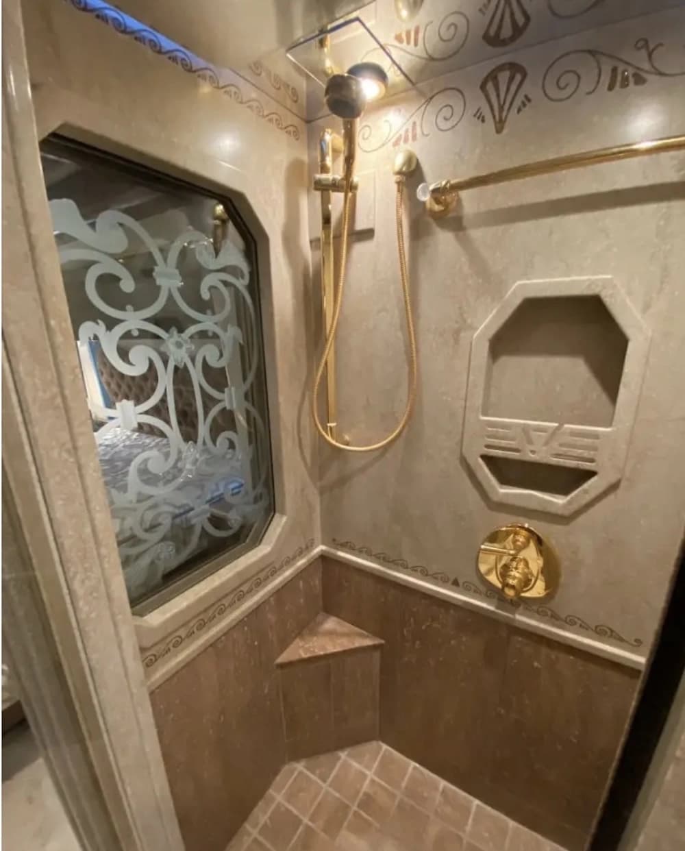 2007 Prevost Featherlite Motorhome - Image 32