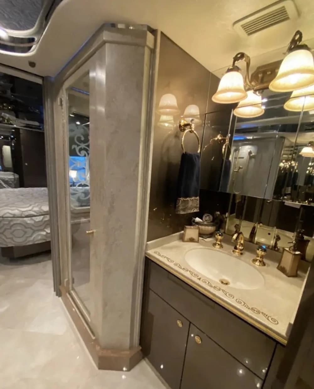 2007 Prevost Featherlite Motorhome - Image 33