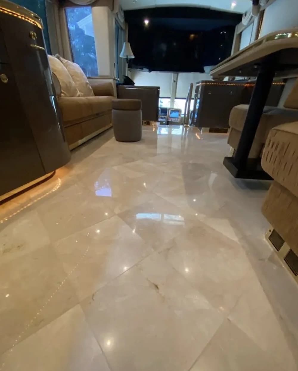 2007 Prevost Featherlite Motorhome - Image 34