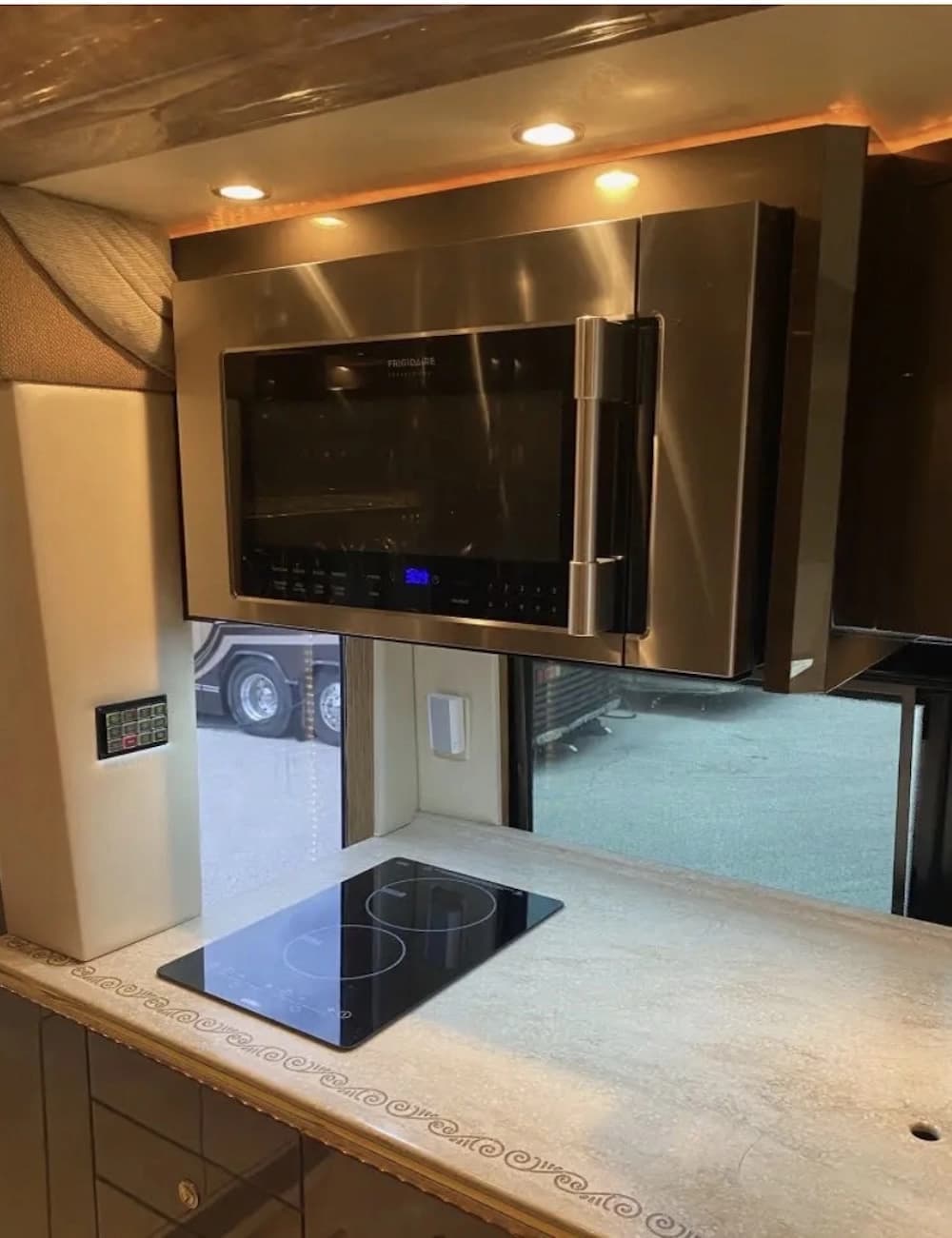 2007 Prevost Featherlite Motorhome - Image 36