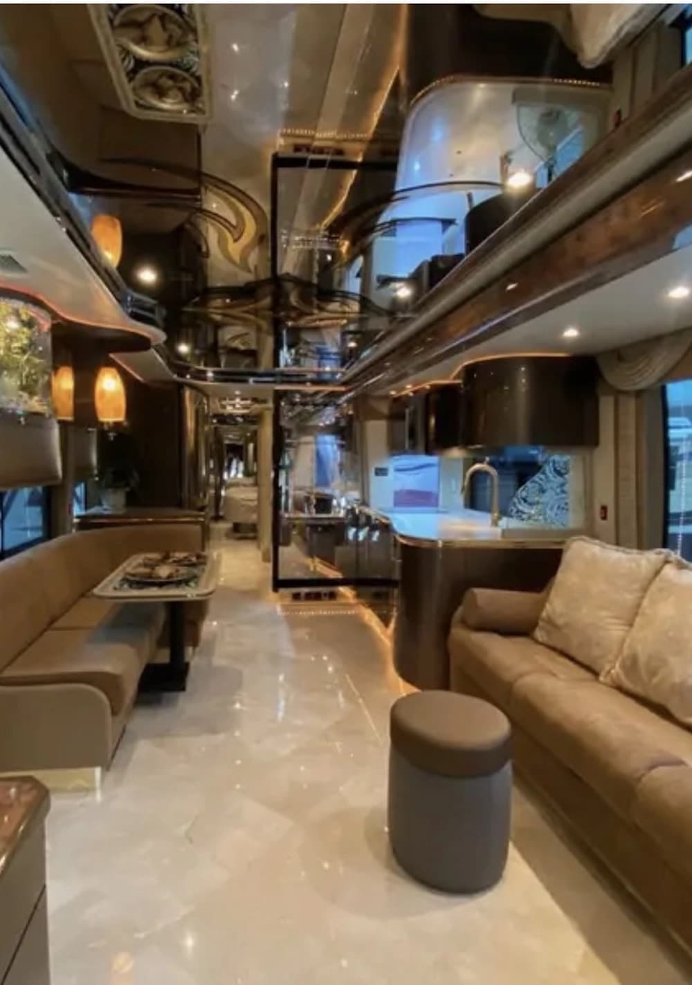 2007 Prevost Featherlite Motorhome - Image 6