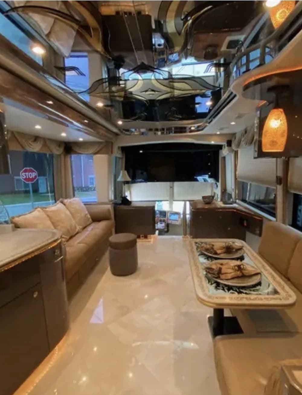 2007 Prevost Featherlite Motorhome - Image 7