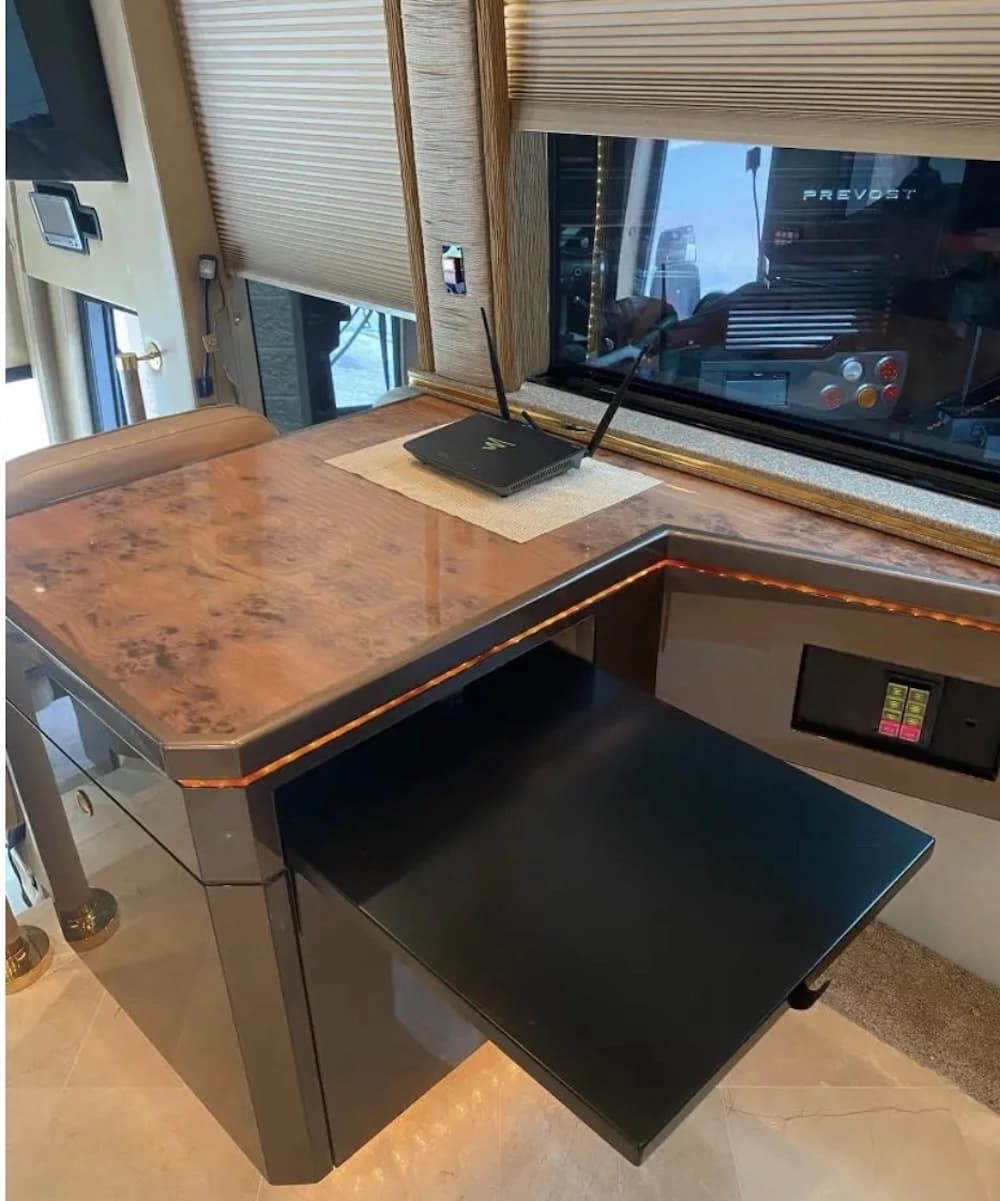 2007 Prevost Featherlite Motorhome - Image 8