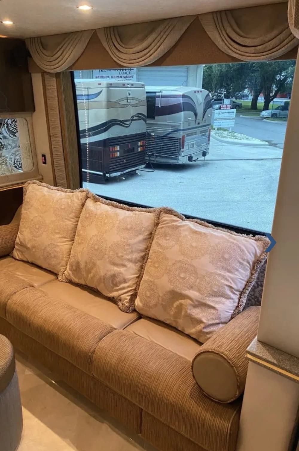 2007 Prevost Featherlite Motorhome - Image 10