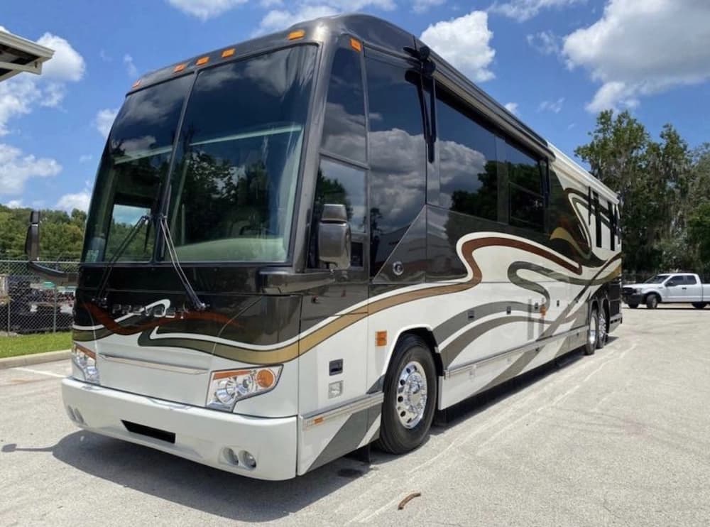 2010 Prevost Featherlite H3-45 bus