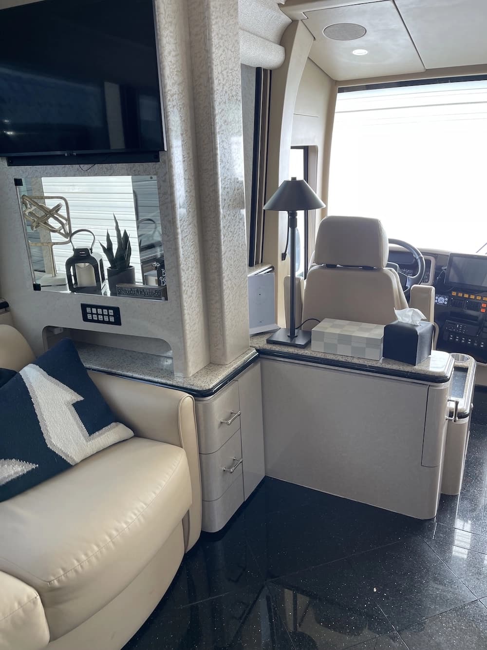 2007 Prevost Marathon XLII Motorhome - Image 11