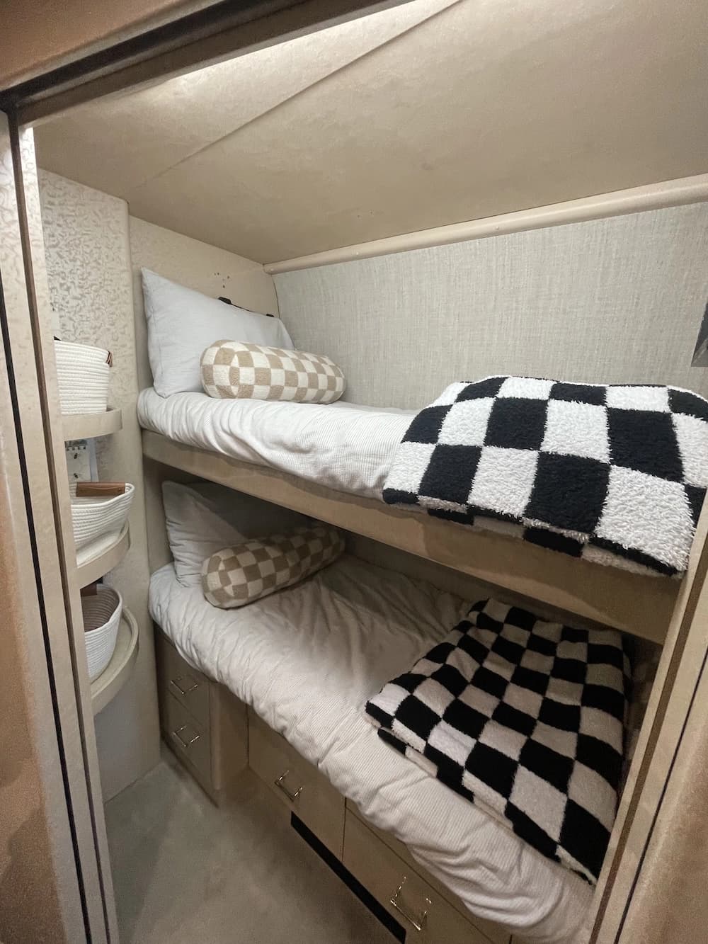 2007 Prevost Marathon XLII Motorhome - Image 13