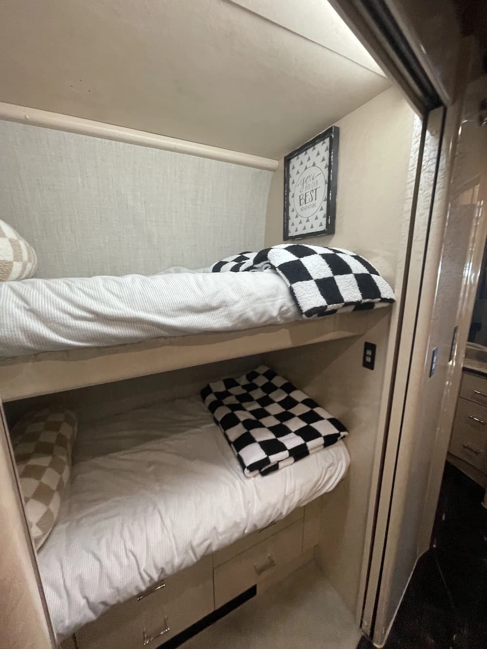 2007 Prevost Marathon XLII Motorhome - Image 14