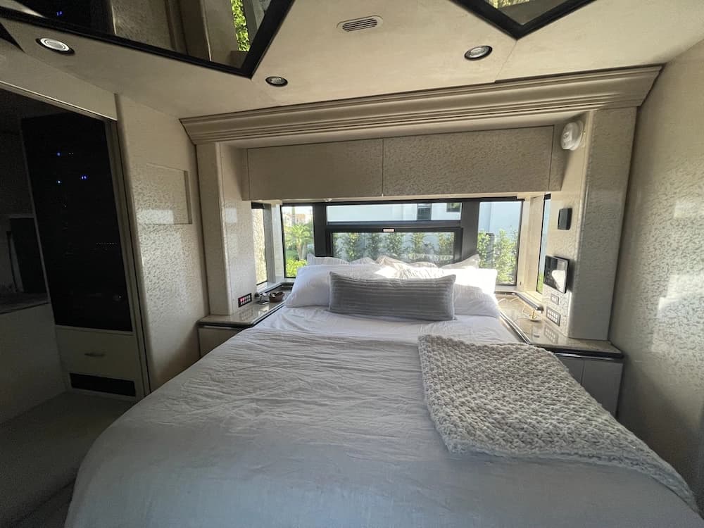 2007 Prevost Marathon XLII Motorhome - Image 19