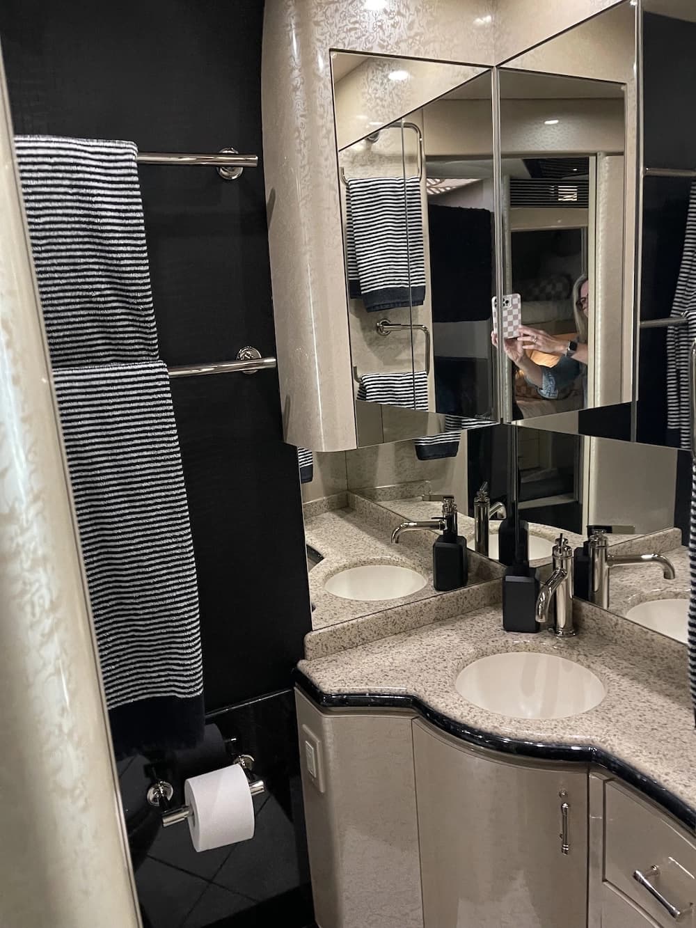 2007 Prevost Marathon XLII Motorhome - Image 20