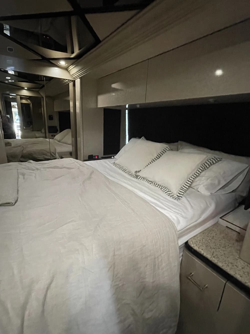 2007 Prevost Marathon XLII Motorhome - Image 21