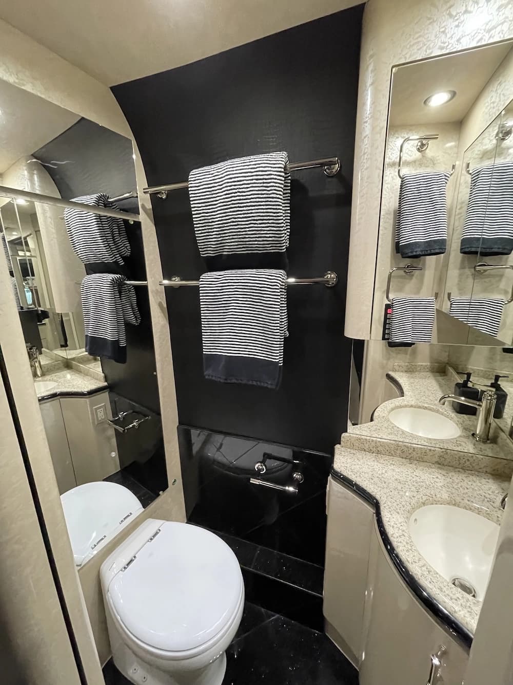 2007 Prevost Marathon XLII Motorhome - Image 23