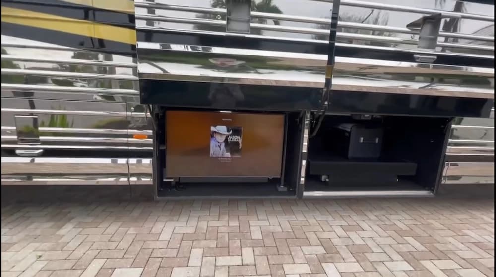 2007 Prevost Marathon XLII Motorhome - Image 24