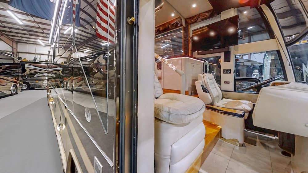 2000 Prevost Featherlite H3-45 Coach - Image 2