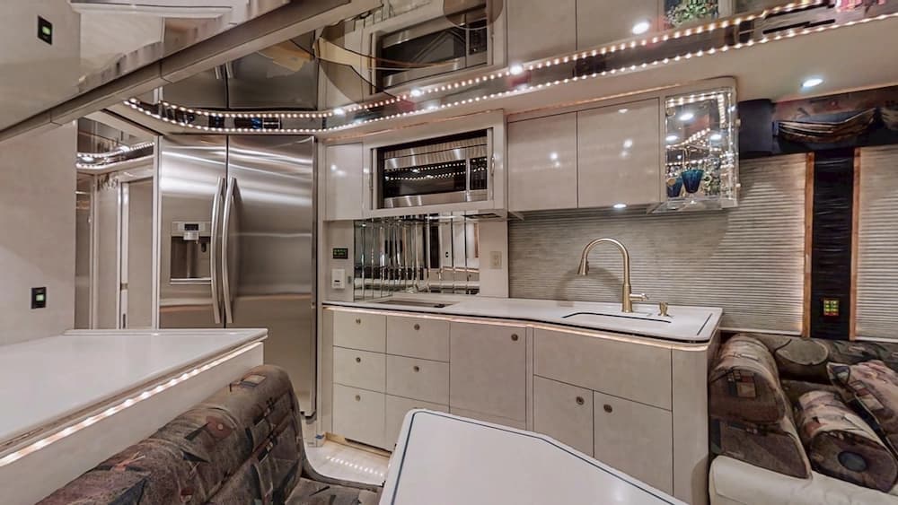 2000 Prevost Featherlite H3-45 Coach - Image 12