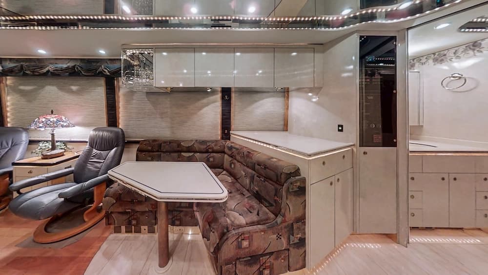 2000 Prevost Featherlite H3-45 Coach - Image 14