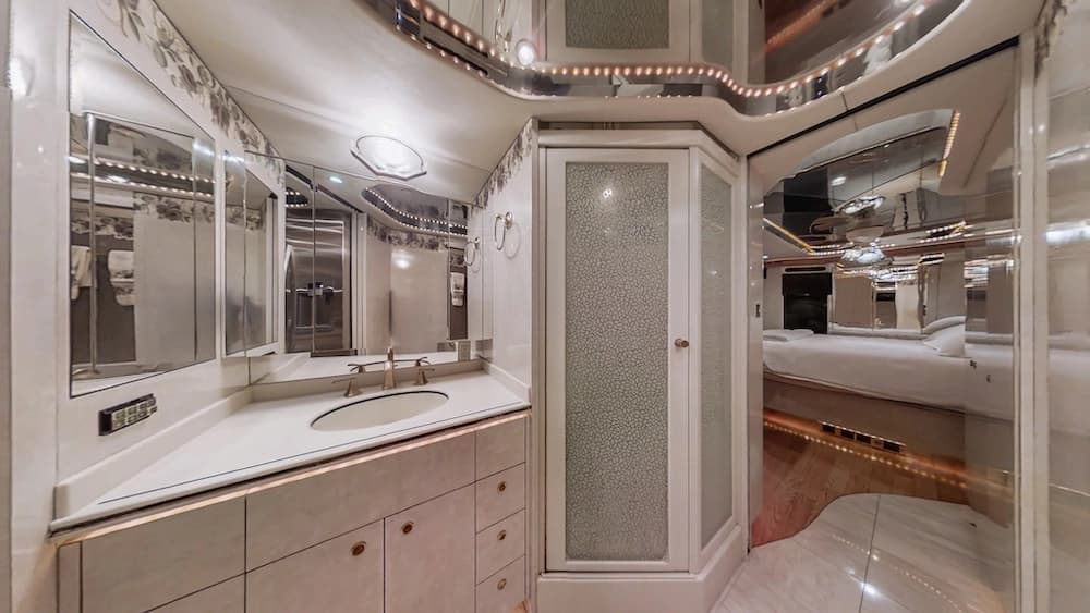 2000 Prevost Featherlite H3-45 Coach - Image 17