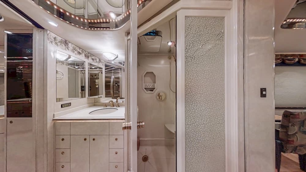 2000 Prevost Featherlite H3-45 Coach - Image 18