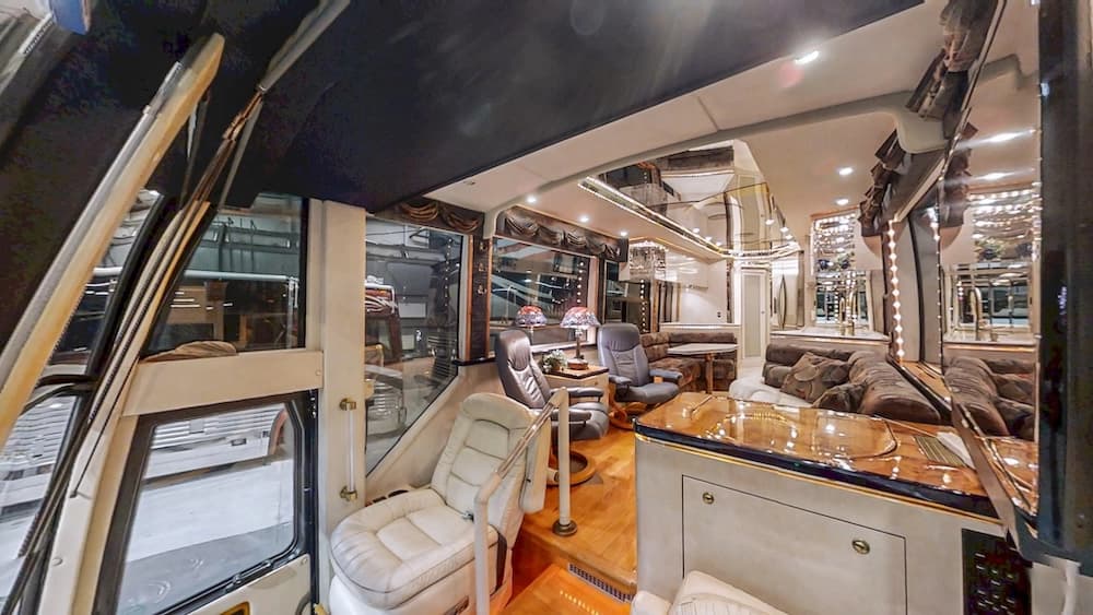 2000 Prevost Featherlite H3-45 Coach - Image 3