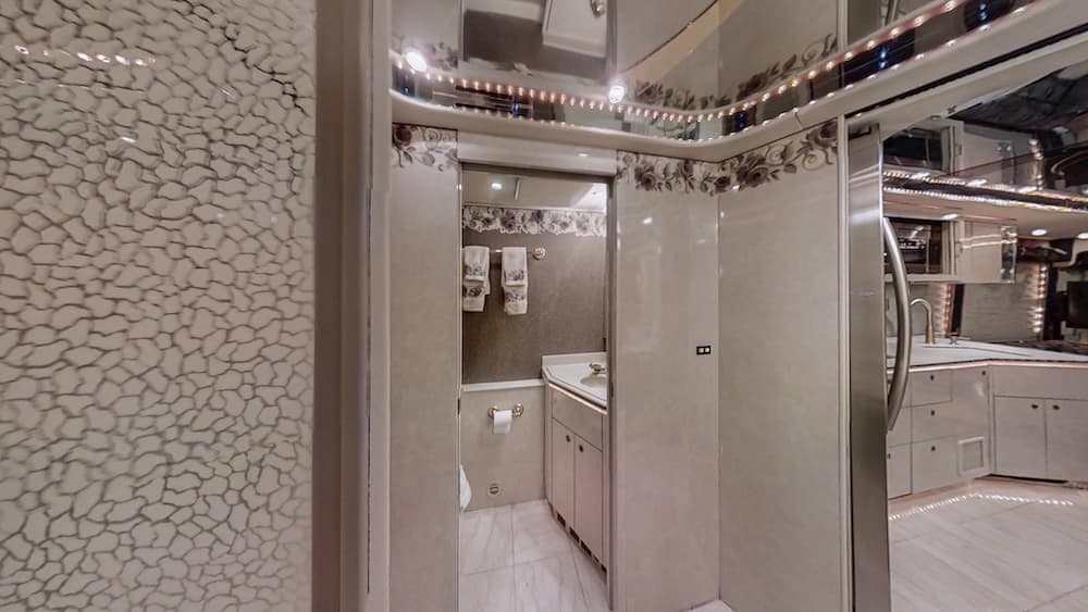 2000 Prevost Featherlite H3-45 Coach - Image 21