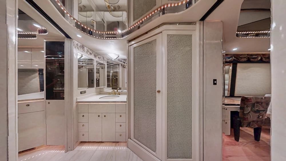 2000 Prevost Featherlite H3-45 Coach - Image 24