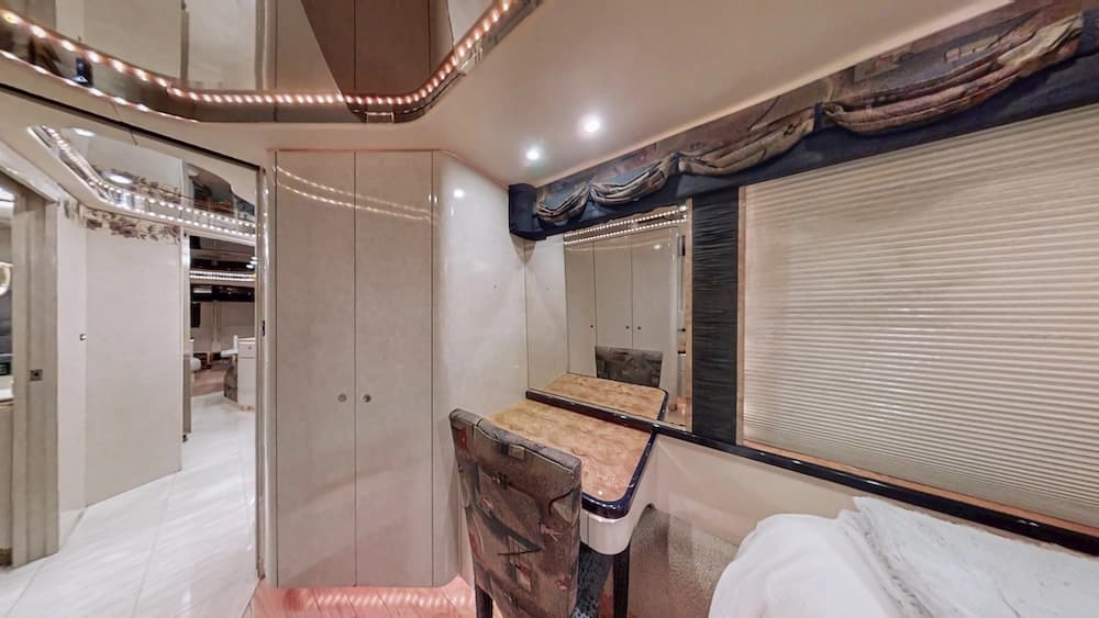 2000 Prevost Featherlite H3-45 Coach - Image 25