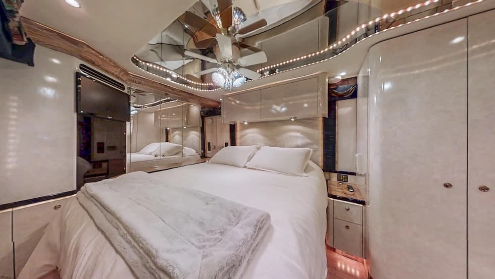 2000 Prevost Featherlite H3-45 Coach - Image 27