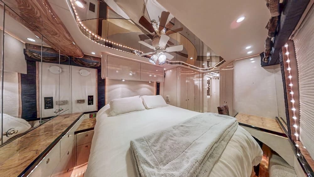 2000 Prevost Featherlite H3-45 Coach - Image 29