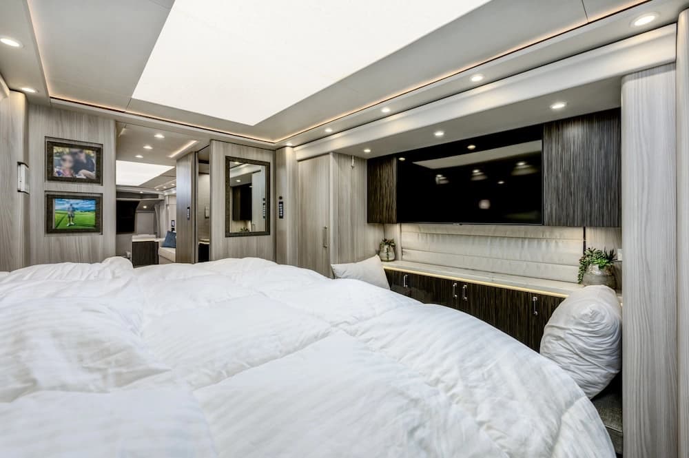 2021 Prevost Marathon H3-45 Motorhome - Image 13