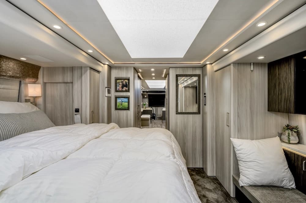 2021 Prevost Marathon H3-45 Motorhome - Image 17