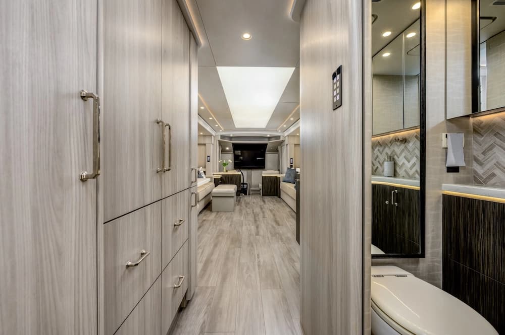 2021 Prevost Marathon H3-45 Motorhome - Image 18