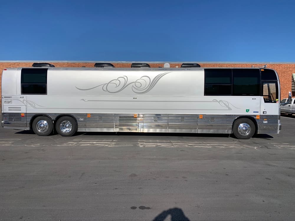 2001 Prevost XLII Coach - Image 2