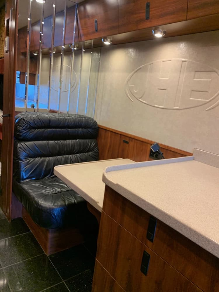 2001 Prevost XLII Coach - Image 14