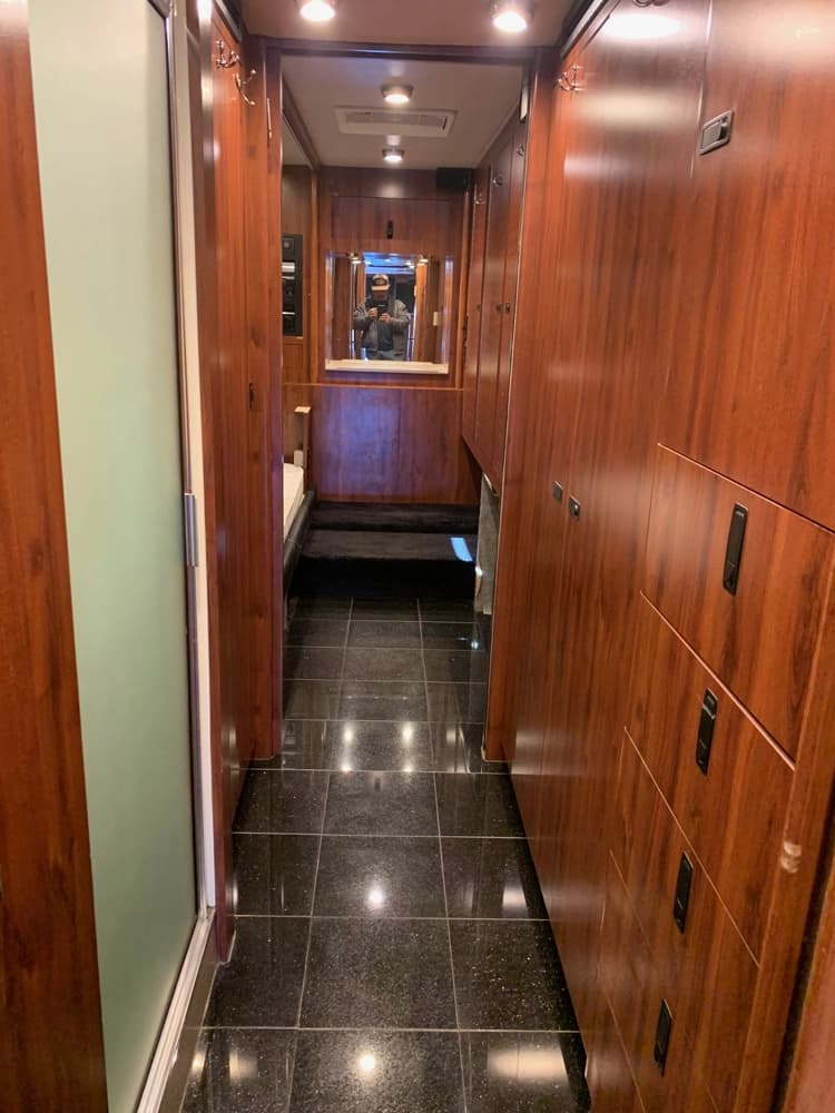 2001 Prevost XLII Coach - Image 18