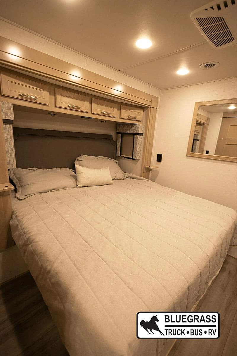 2024 Renegade Verona 36VSB Motorhome - Image 15