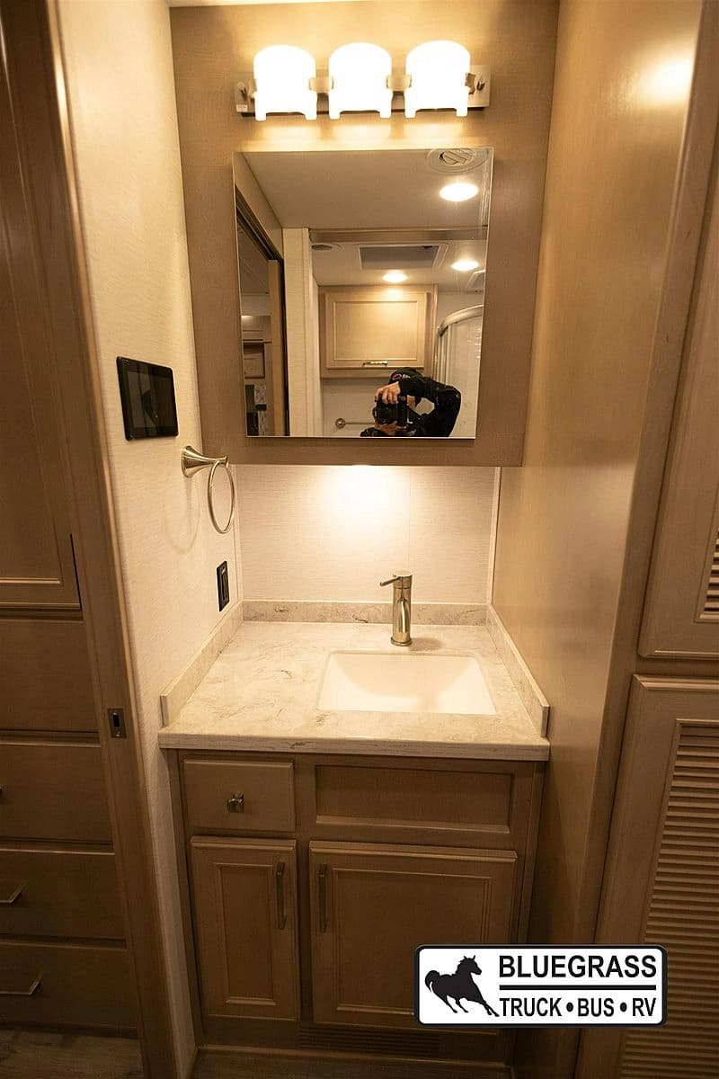 2024 Renegade Verona 36VSB Motorhome - Image 24