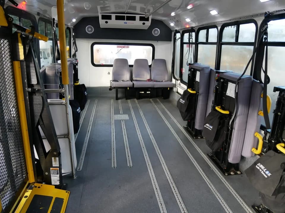 2016 Ford Eldorado ADA Non-CDL Shuttle Bus - Image 5