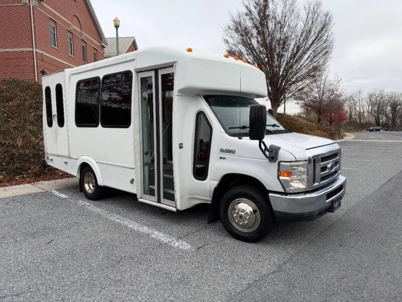 2012 Ford E350 SD ADA Shuttle Bus - Image 4