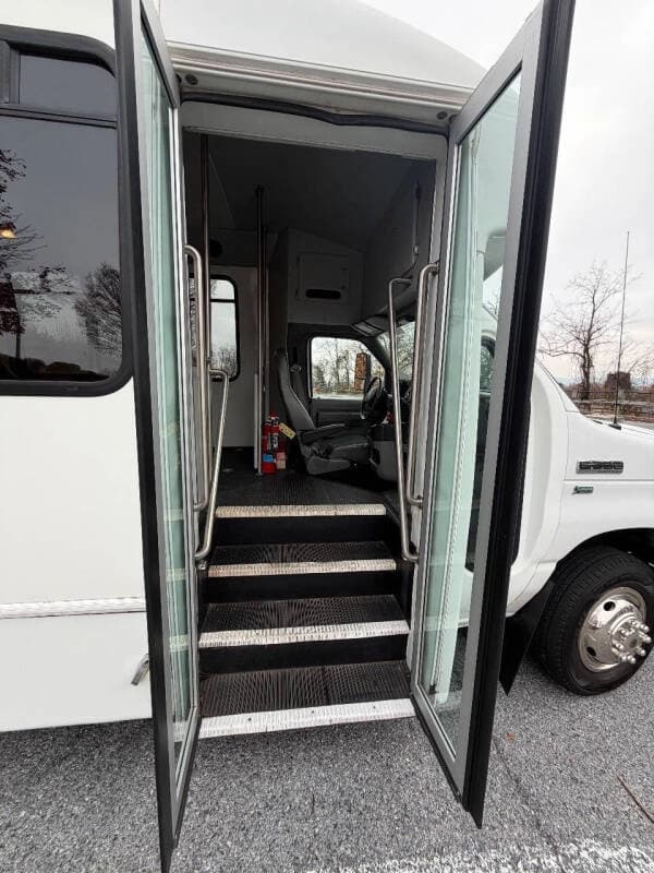 2012 Ford E350 SD ADA Shuttle Bus - Image 10