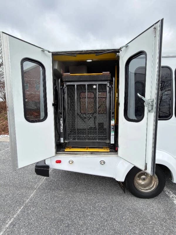 2014 Ford E350 ADA Shuttle Bus - Image 10