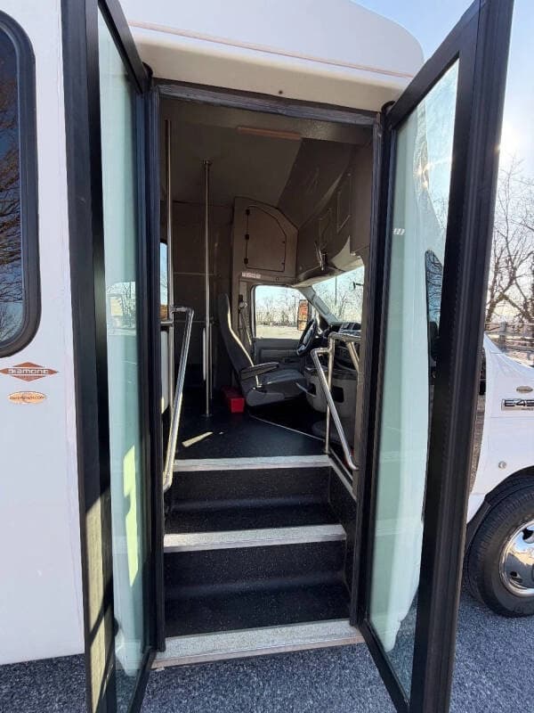 2021 Ford E450 Shuttle Bus - Image 10