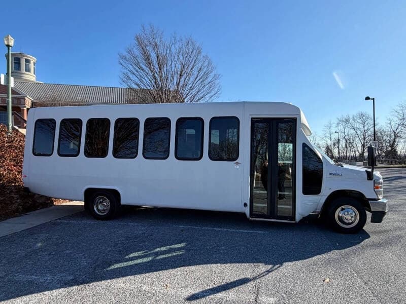 2021 Ford E450 Shuttle Bus - Image 8