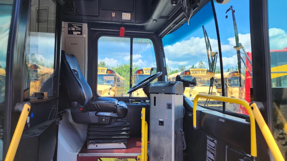 2014 New Flyer XDE40 Hybrid Transit Bus - Image 7